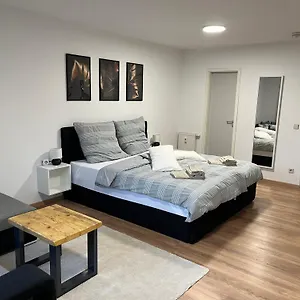 studio-an-der-elbe-mit-balkon-kche-und-netflix.dresdenhotels.net/